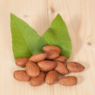 ahşap üzerine badem 