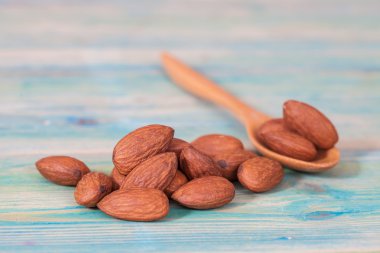 ahşap üzerine badem