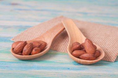 Bolw ahşap üzerine badem 