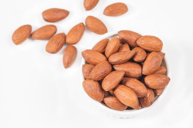 Beyaz arka plan üzerinde izole badem fındık