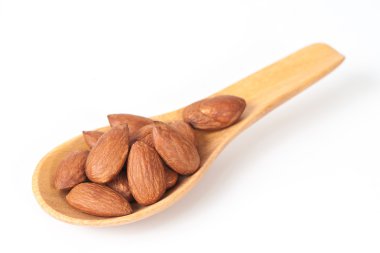 beyaz zemin üzerine tahta kaşık badem