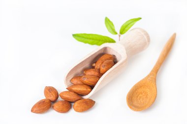 beyaz zemin üzerine tahta kaşık badem