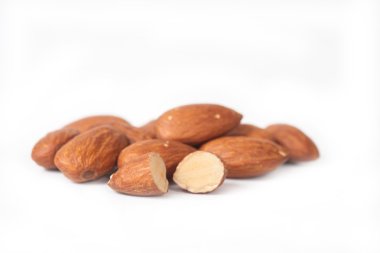 beyaz zemin üzerine tahta kaşık badem