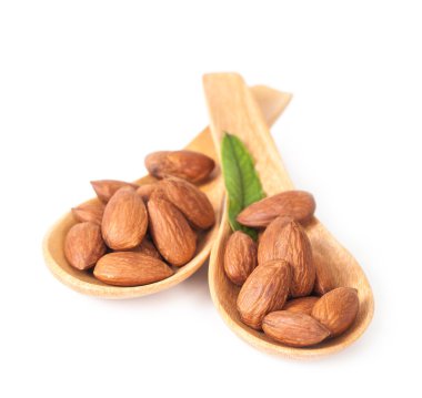 beyaz zemin üzerine tahta kaşık badem