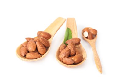 beyaz zemin üzerine tahta kaşık badem