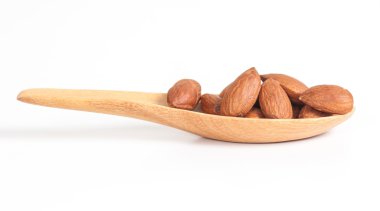 Beyaz arka plan üzerinde izole badem fındık