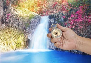 Pusula elinde tutan adam