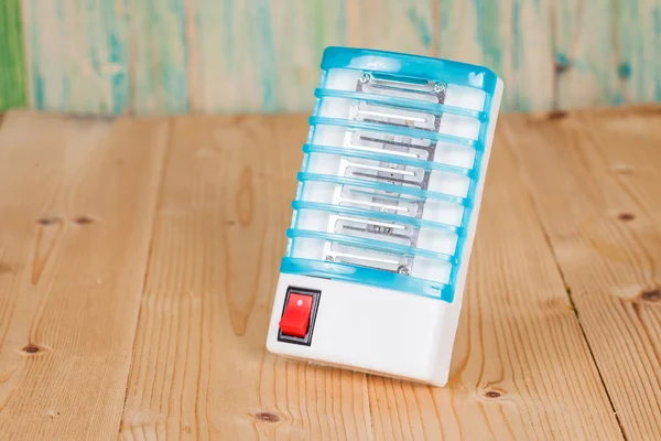 Elektrikli sivrisinek tuzağa düşürmek izole üzerinde beyaz arka plan