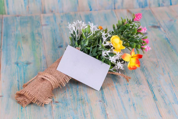 Ramo de flores con etiqueta de papel en blanco — Foto de Stock