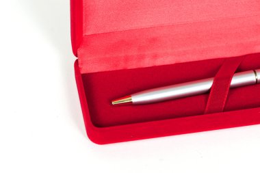 kırmızı kutu kapağı kalem