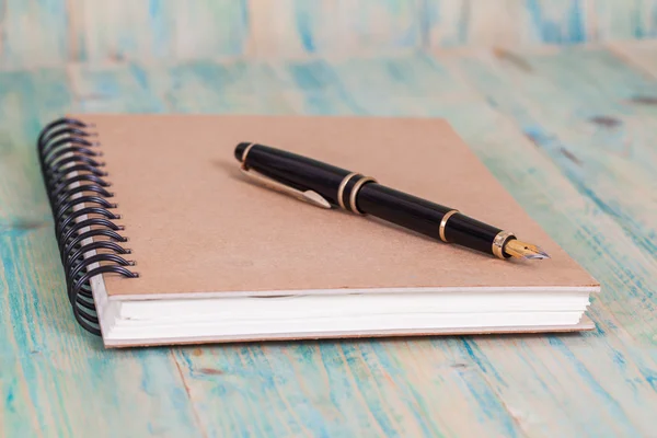 Tagebuch mit Stift auf Holz-Hintergrund — Stockfoto