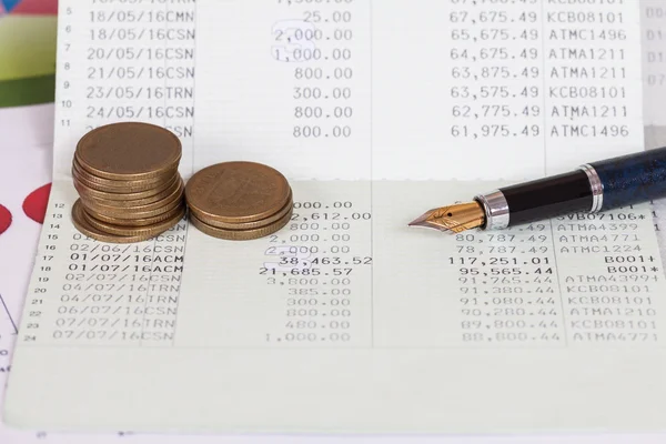 Poupança de conta do banco com caneta para financiamento e empréstimo — Fotografia de Stock