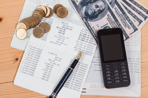 Сберегательный счет в банке с мобильным телефоном для финансовых и кредитных — стоковое фото