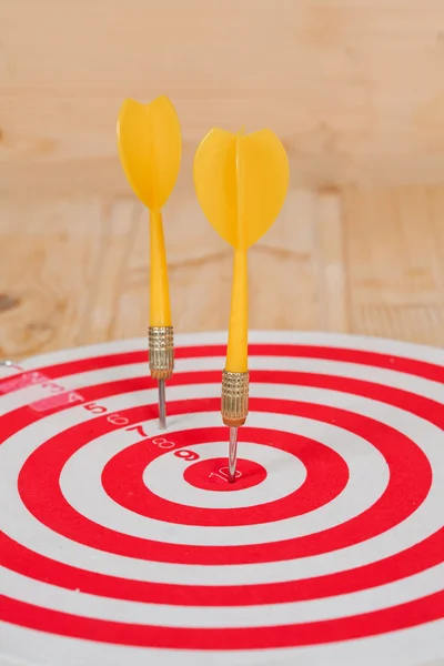 Dart oku tahtası üzerinde içinde bullseye isabet — Stok fotoğraf