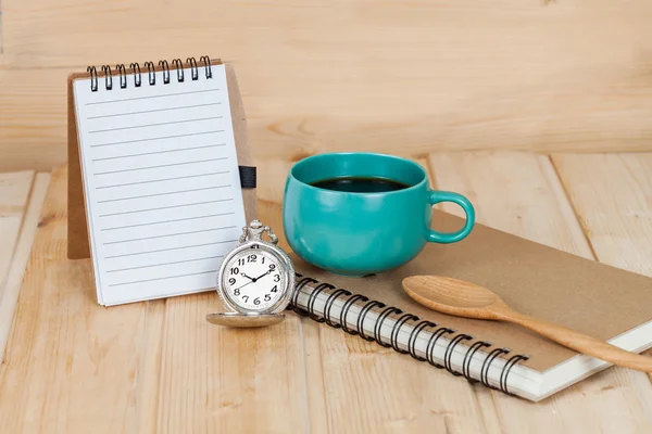 Карманные часы и кофейная чашка на книгу — стоковое фото