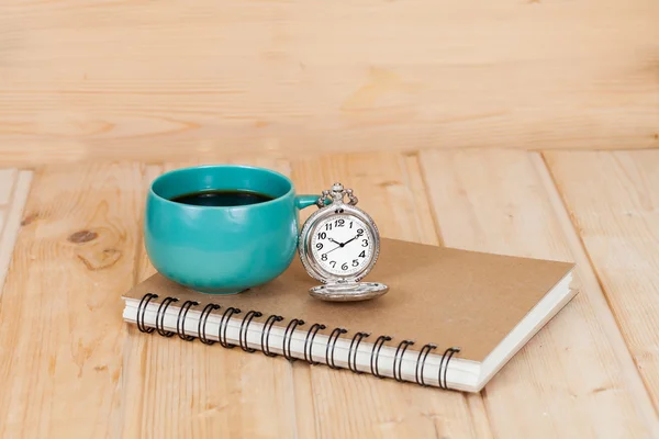 Карманные часы и кофейная чашка на книгу — стоковое фото