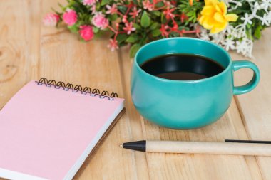 Not defteri ve kalem ahşap masa üzerinde