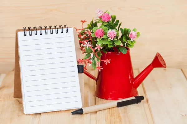 Notizbuch und Vase auf Holztisch — Stockfoto