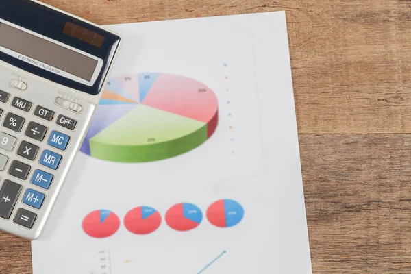 Gráfico de negócios e calculadora em mesa de madeira — Fotografia de Stock