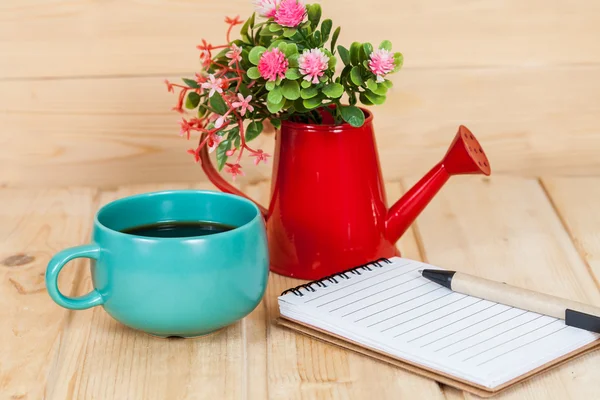 Notizbuch mit Tasse und Vase auf Holztisch — Stockfoto