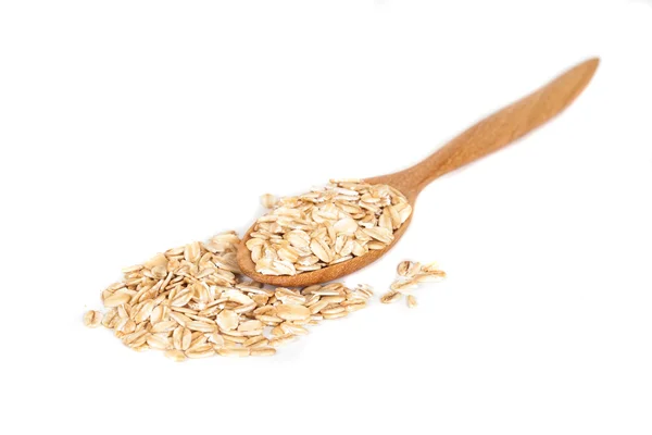 Pila de copos de avena en cuchara de madera sobre fondo blanco —  Fotos de Stock