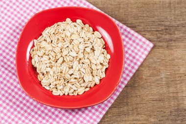 yulaf plaka üzerinde ahşap masa