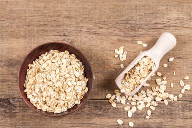 ahşap masa kaşık yulaf