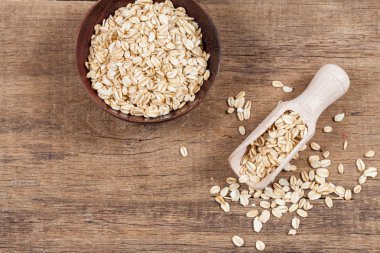 ahşap masa kaşık yulaf 