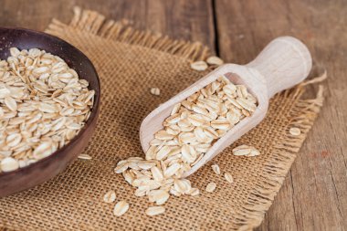 ahşap masa kaşık yulaf 