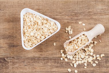 ahşap masa kaşık yulaf 