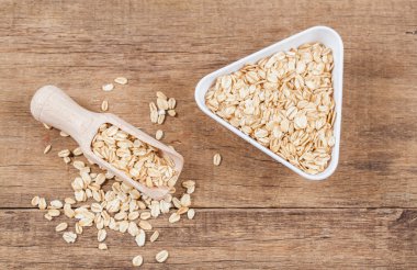 ahşap masa kaşık yulaf 