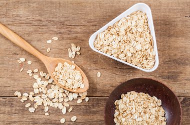 ahşap masa kaşık yulaf