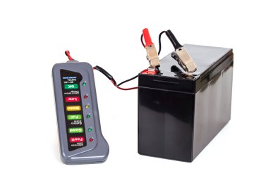 Beyaz arka plan üzerinde izole mühürlü batarya