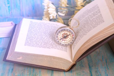 Eski açık eski metin kitap pusulasına