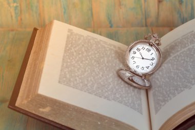 Yaş Kitap Arka Plan Üzerinde Cep İzle ,