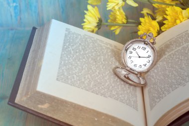 Cep saati yaş kitap arka plan, zaman içinde 