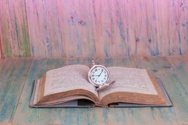 Cep saati yaş kitap arka plan, zaman içinde 