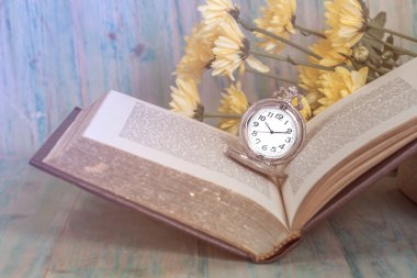 Cep saati yaş kitap arka plan, zaman içinde 