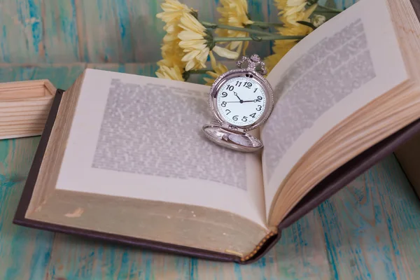 Zakhorloge over leeftijd boek achtergrond, tijd — Stockfoto