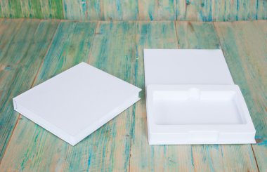 Boş beyaz kutu ahşap üzerine alay etmek yukarıya