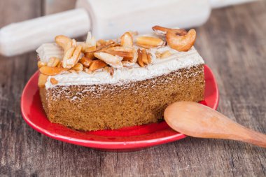 Kahve kek ile kaşu fındık ahşap masa üzerinde