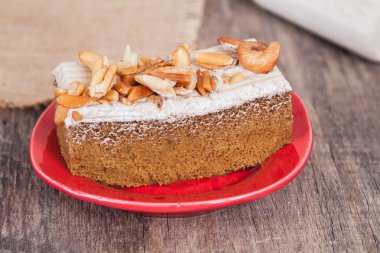 Kahve kek ile kaşu fındık ahşap masa üzerinde