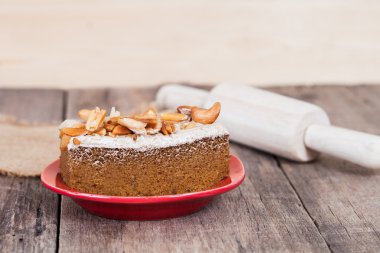 Kahve kek ile kaşu fındık ahşap masa üzerinde