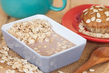 yulaf gevreği içinde darbe çikolatalı süt ile karıştırın