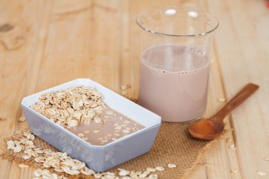 yulaf gevreği içinde darbe çikolatalı süt ile karıştırın