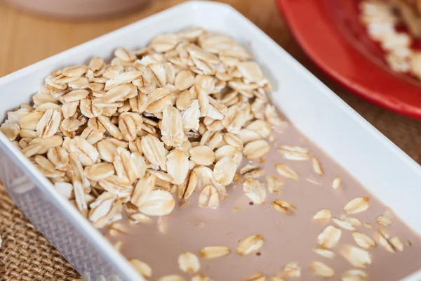 Flocos de aveia misturar com leite de chocolate em golpe — Fotografia de Stock