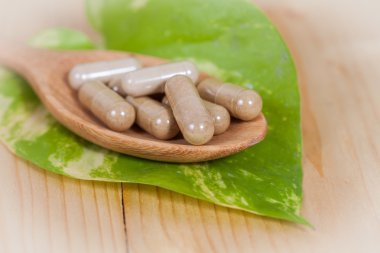 Kapsül kaşık üzerinde otlar. sağlıklı beslenme sağlıklı yaşam için.