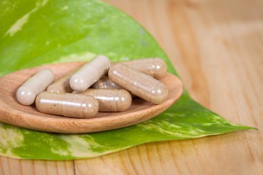 Kapsül kaşık üzerinde otlar. için sağlıklı beslenme sağlıklı 