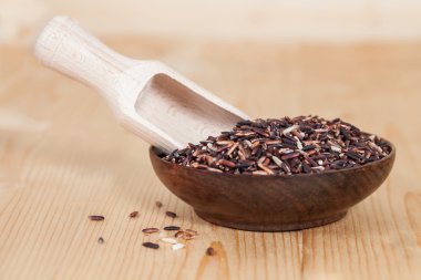 Çiğ pirinç berry ahşap arka plan üzerinde