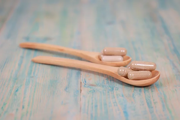 Capsules of herbs on spoon. healthy eating for healthy living. — Stock Photo, Image